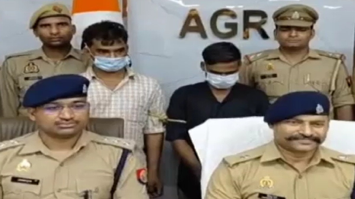 a locked house and stole jewelery and cash worth lakhs of rupees.