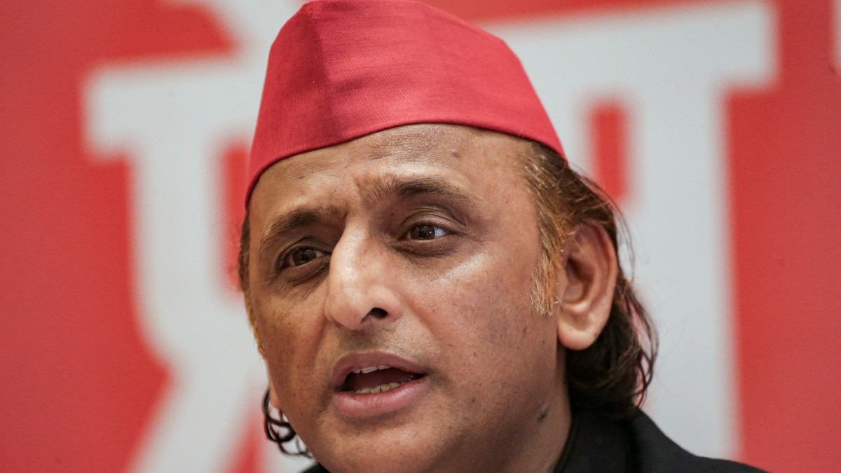 अखिलेश यादव ने निशिकांत दुबे को दी FIR की चेतावनी. Photo ITG