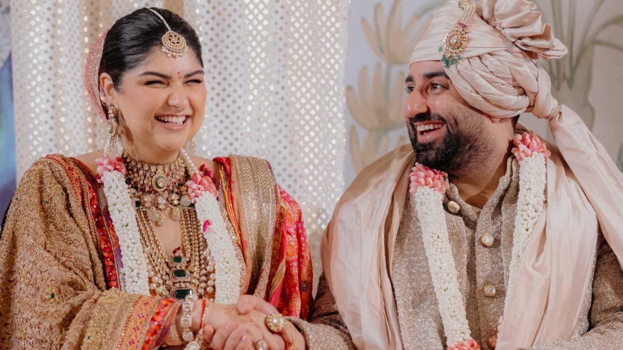 दुल्हन अंशुला को देख इमोशनल हुई सास, बहू की उतारी नजर