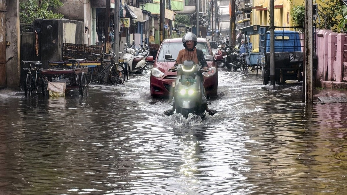 भारी बारिश से तालाब बनीं कट की सड़कें (Photo: PTI)