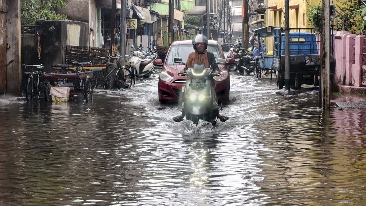 मयूरभंज में मासूम की मौत, संबलपुर में बाइक सवार बहा... ओडिशा में 'जल प्रलय'