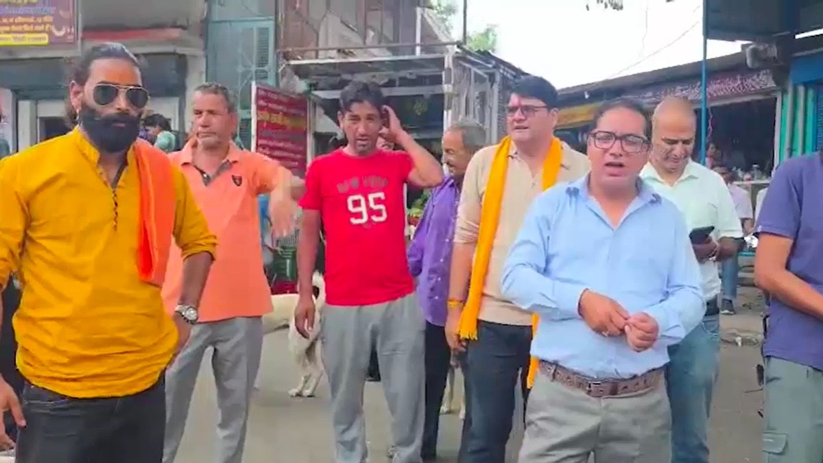 नाबालिग लड़की से छेड़छाड़ के विरोध में प्रदर्शन करते हिंदू संगठनों के लोग. (Photo: Screengrabs)