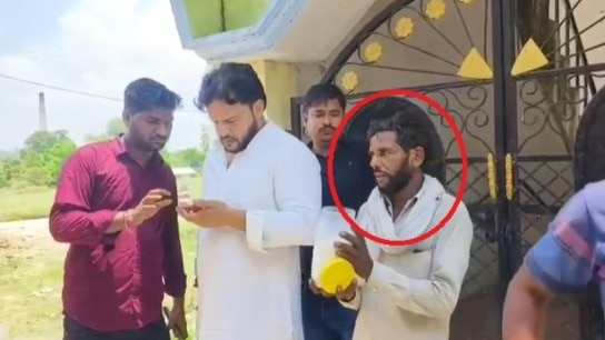 सीतापुर: घरों में सप्लाई से पहले दूध में थूकता था दूधिया आरिफ, VIDEO