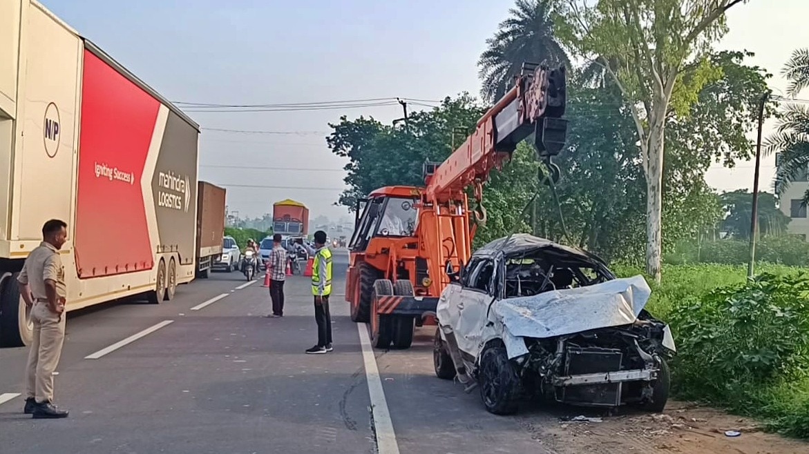 मेरठ सड़क हादसे में कार क्षतिग्रस्त (Photo- Screengrab)