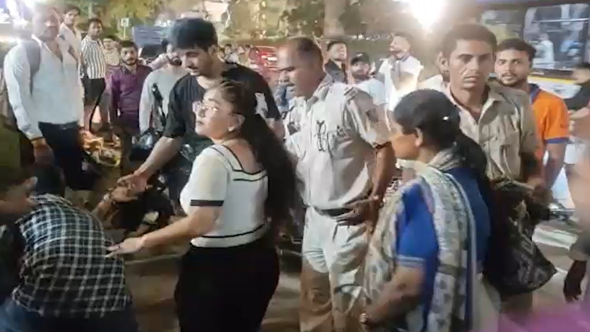 प्रीत विहार में पुलिस के सामने हुई मारपीट. (Photo: Screengrab)