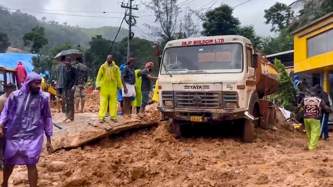 केरल के वायनाड में लैंडस्लाइड से 2 लोगों की मौत हो गई है