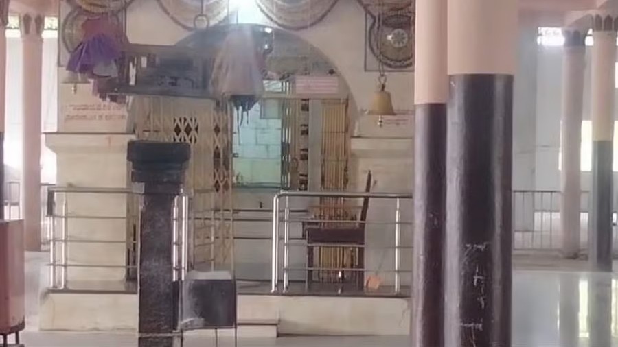गर्भगृह का वह स्थान जहां से चांदी की मूर्ति गायब मिली. (Photo: social media)