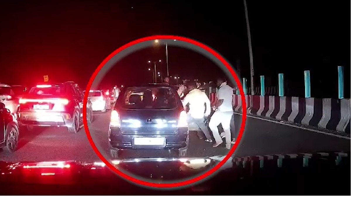 चालक को कार से बाहर खींचकर की मारपीट. (Photo: Screengrab)