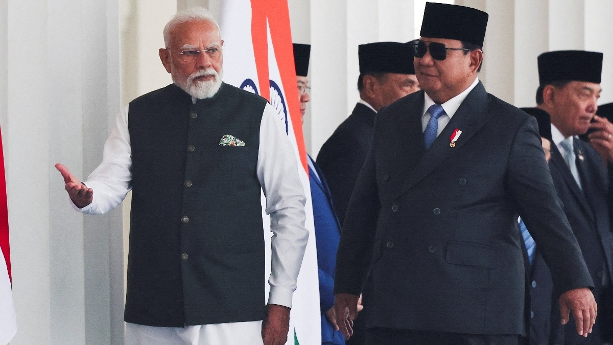 जकार्ता के मर्डेका पैलेस में पीएम नरेंद्र मोदी और इंडोनेशिया के राष्ट्रपति प्रबोवो सुबियांतो (Photo: PTI)