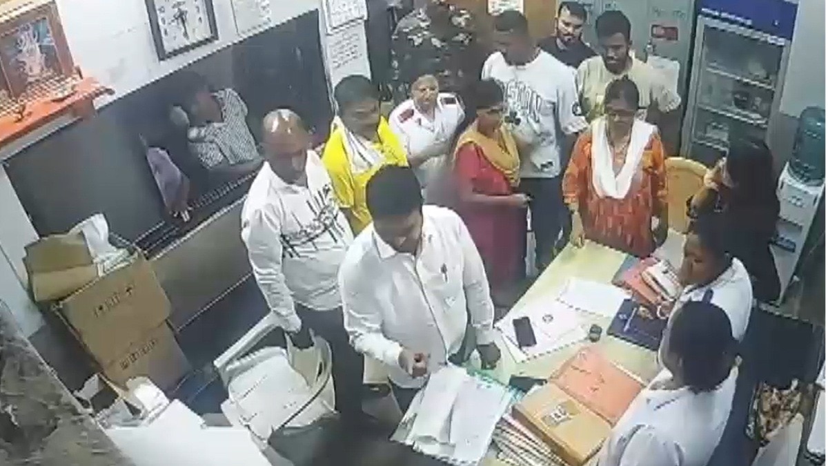 सरकारी अस्पताल में डॉक्टरों-नर्सों से मारपीट. (Photo: Screengrab)