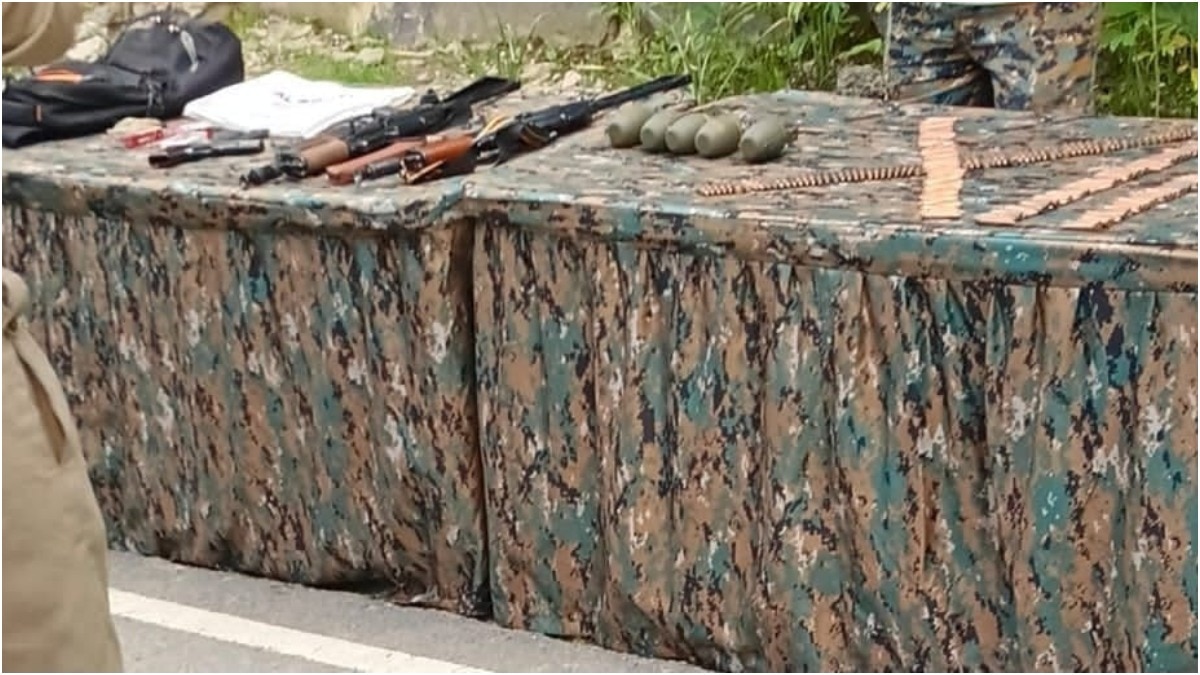 उरी में घुसपैठ की कोशिश नाकाम करने के बाद सुरक्षा बलों ने AK-56 राइफलें, हैंड ग्रेनेड और गोला-बारूद बरामद किए. (Photo: ITG/@AshrafWani)