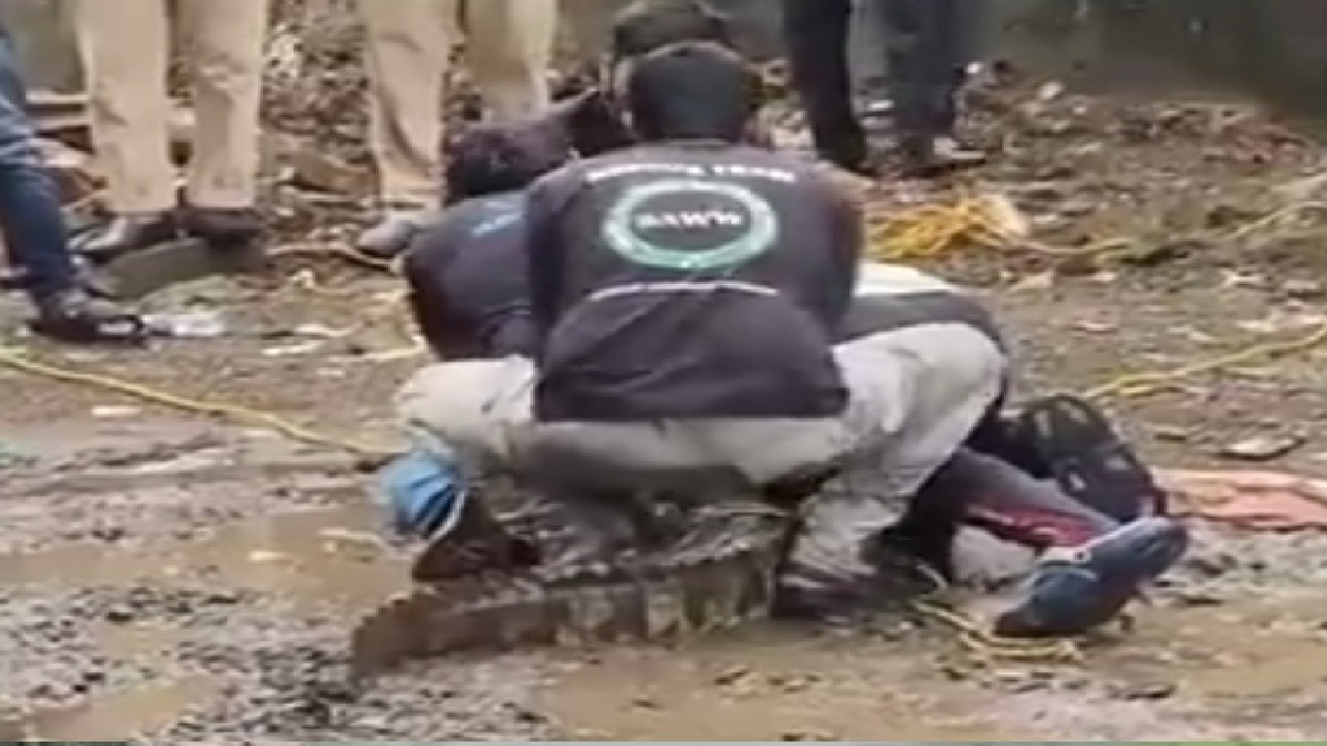  A crocodile reached a residential area near a dargah located in Morarji Nagar