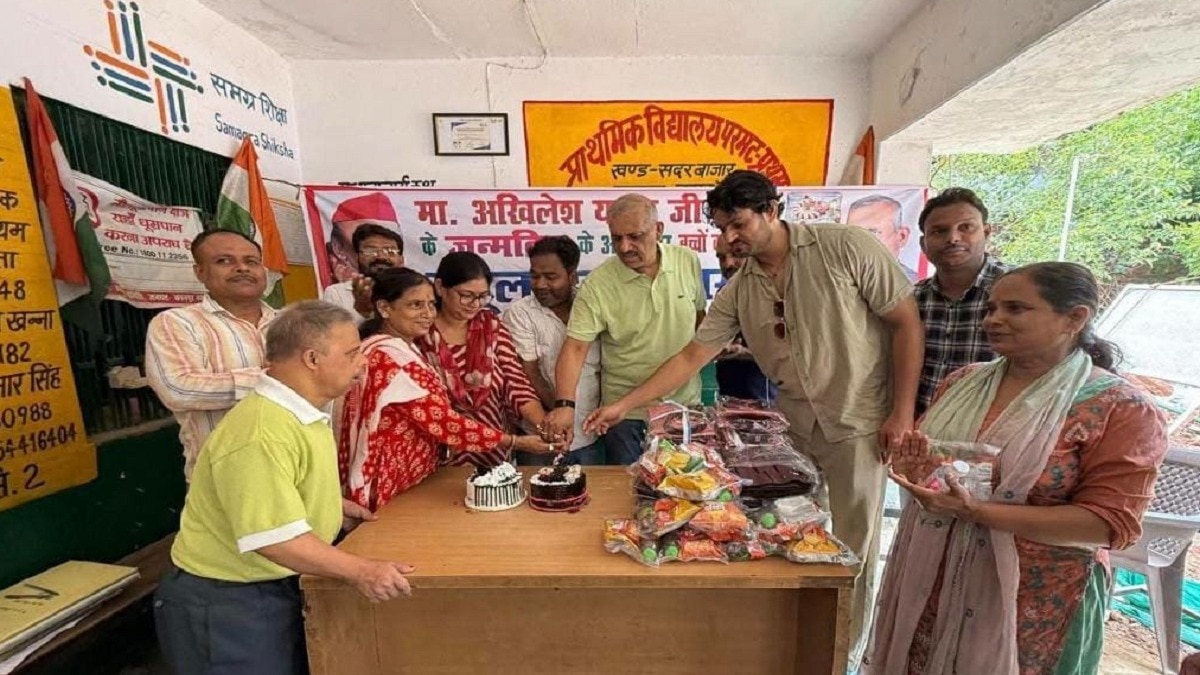 घटना के फोटो और वीडियो सोशल मीडिया पर सामने आने के बाद कार्रवाई की गई. Photo ITG