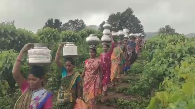 पानी के लिए रोज दो किलोमीटर का पथरीला रास्ता तय करतीं आदिवासी महिलाएं. (Photo: ITG)