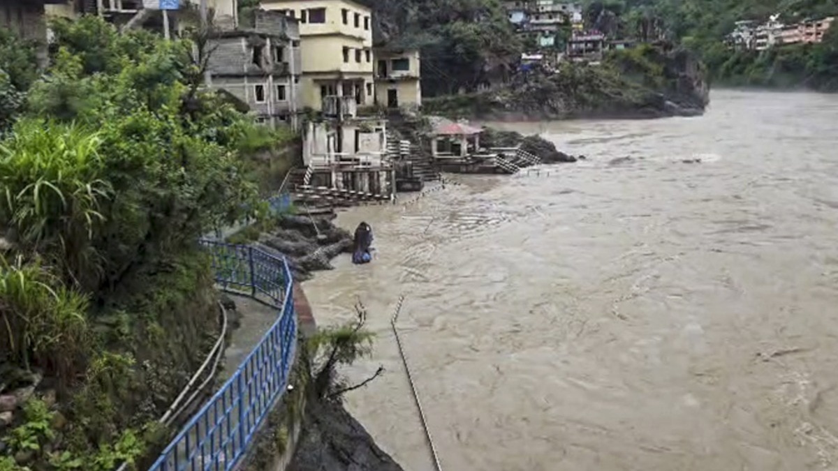 भारी बारिश से उफान पर नदियां (Photo: PTI)