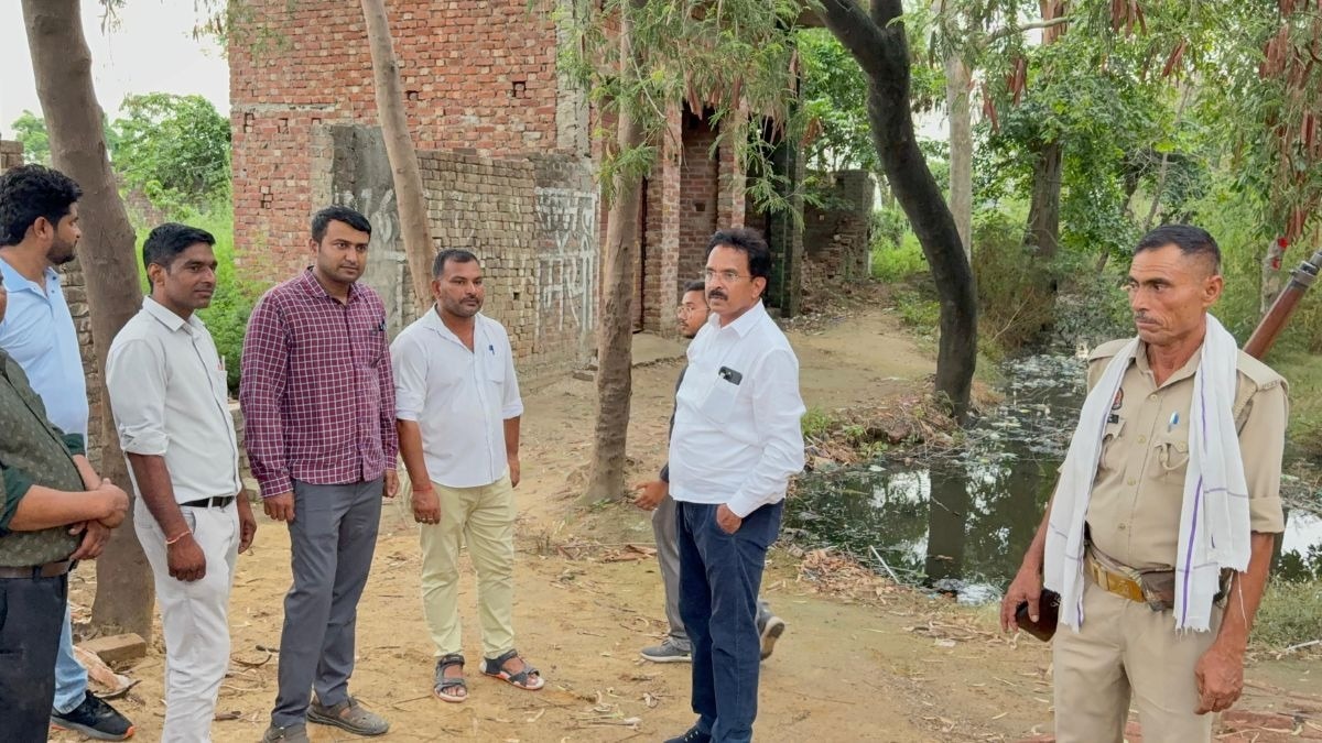 ग्राम सभा को दे दिया गया जमीन का कब्जा. (Photo: ITG)