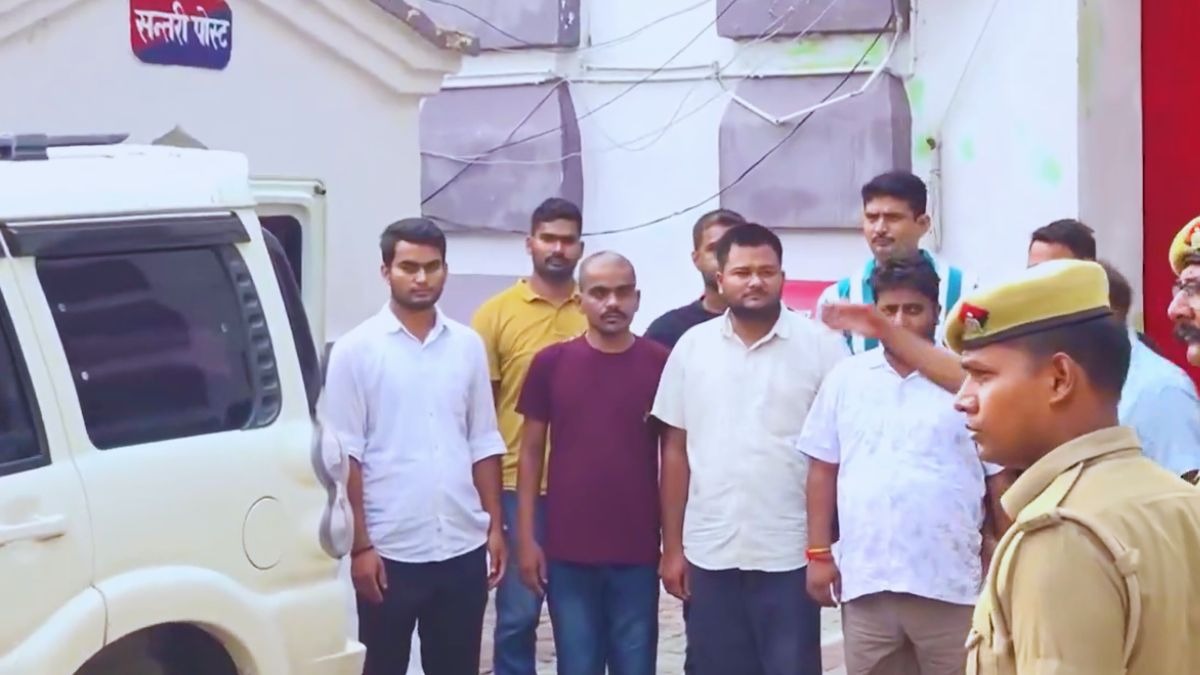 चढ़ावा चोरी के आरोपियों को लेने अयोध्या जेल पहुंची पुलिस. (Photo: Screengrab)