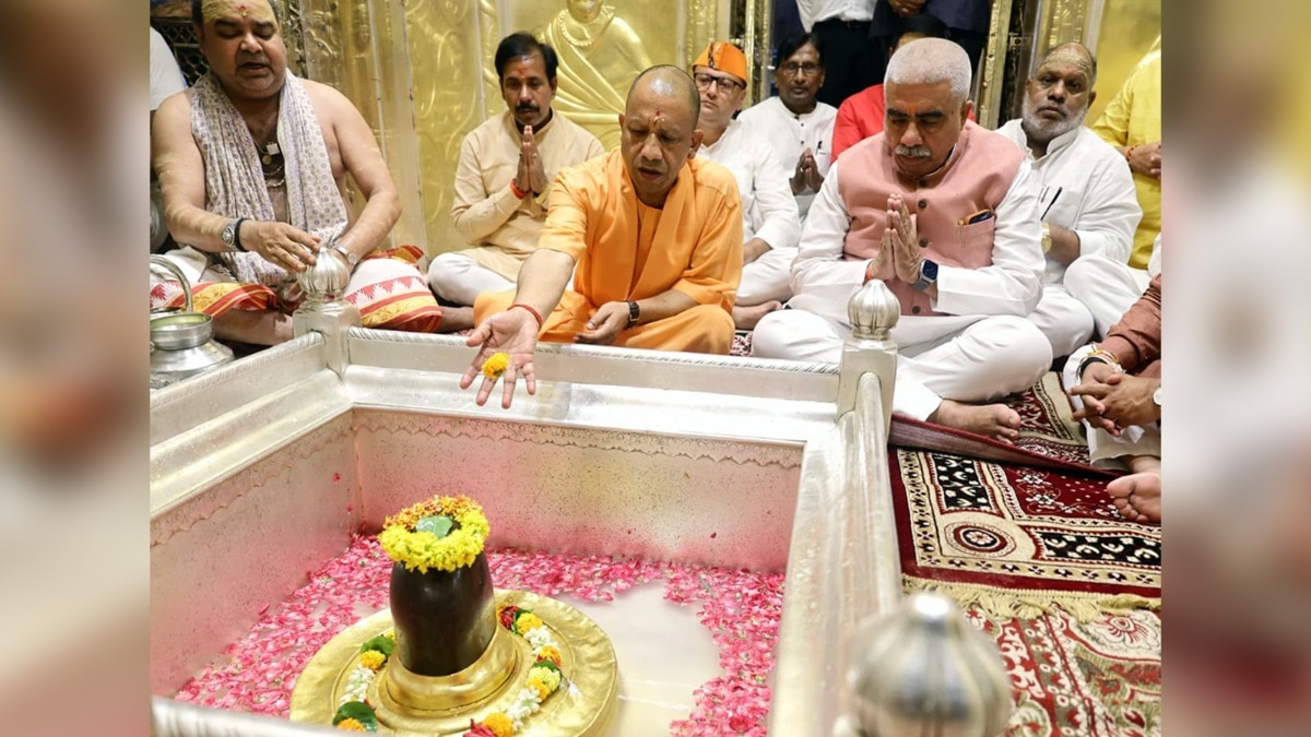 वाराणसी पहुंचे सीएम योगी ने काशी विश्वनाथ मंदिर में पूजा की (Photo: ITG)