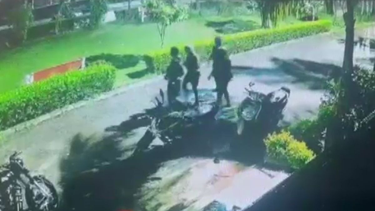 सीसीटीवी में मकान में घुसते दिखे बदमाश. (Photo: Screengrab)