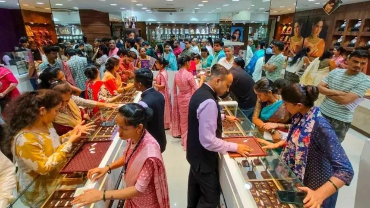 बुधवार को भी जारी है सोना-चांदी के दाम में गिरावट. (Photo: PTI)