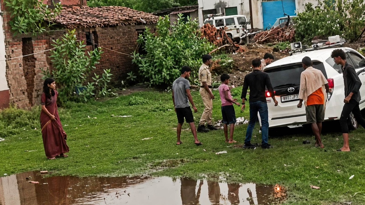 डीएम की कार ग्रामीणों ने धक्का देकर निकाला (Photo ITG)