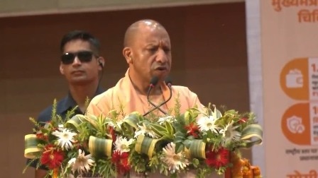 वाराणसी में सीएम योगी ने जनता का संबोधित किया. (Photo: Screengrab)