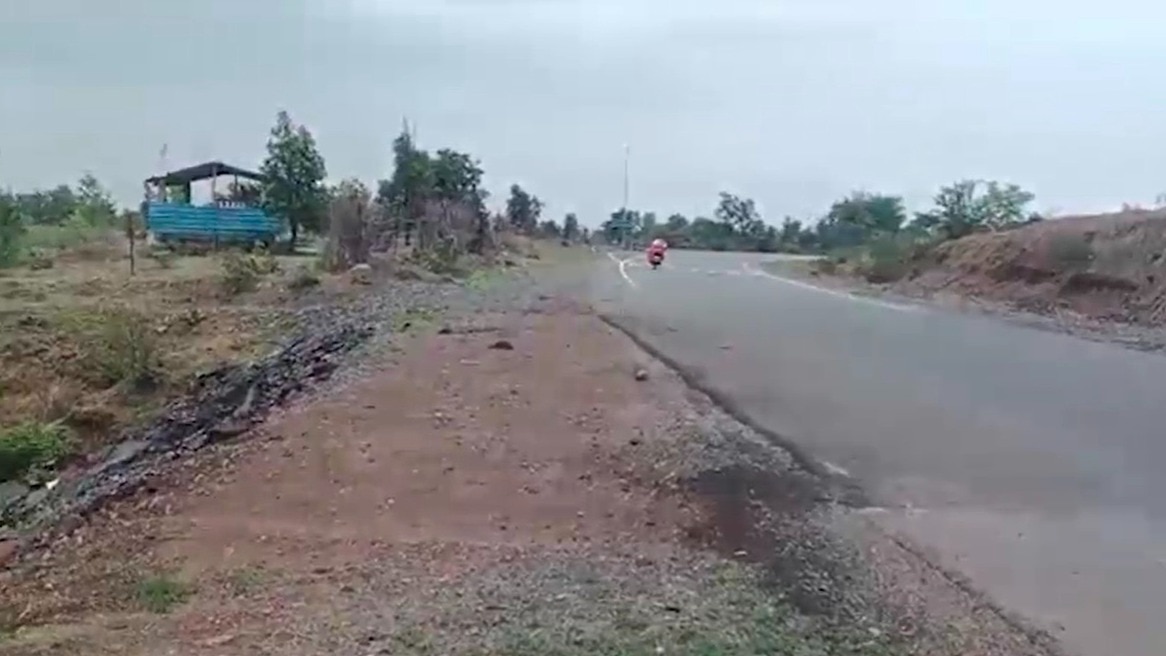 गड्ढों को तालाब बता कर दिया घोटाला. (Photo: Screengrabs)