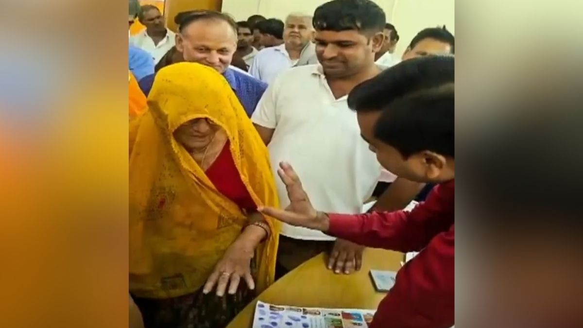 बुजुर्ग महिला ने बेटे के नाम कर दी जमीन. (Photo: Screengrab)