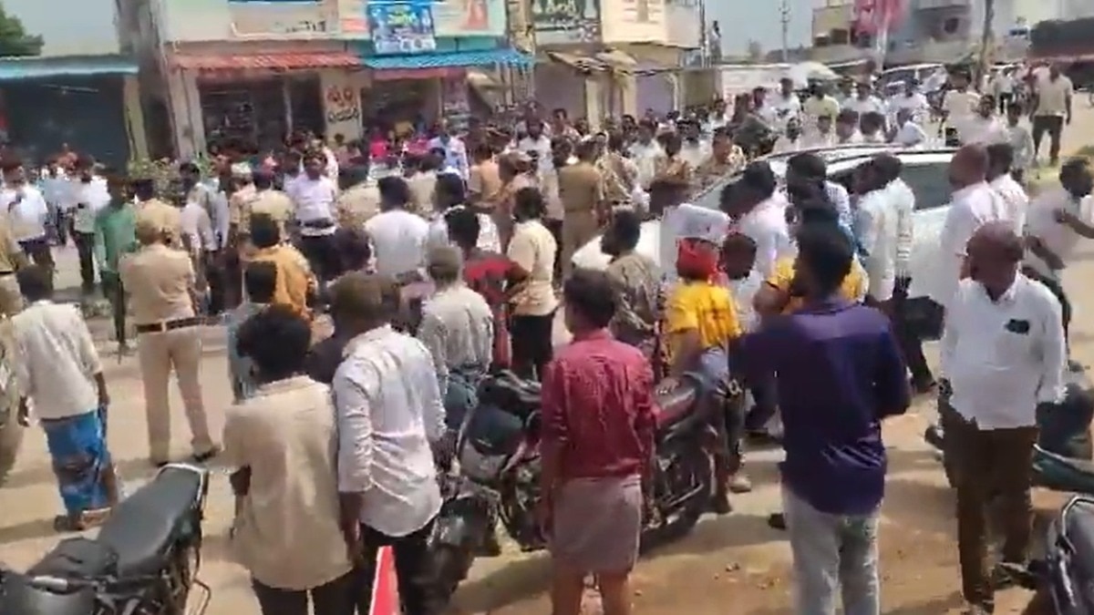तेलंगाना में कांग्रेस कार्यकर्ता आपस में भिड़े. (Photo- Screengrab)