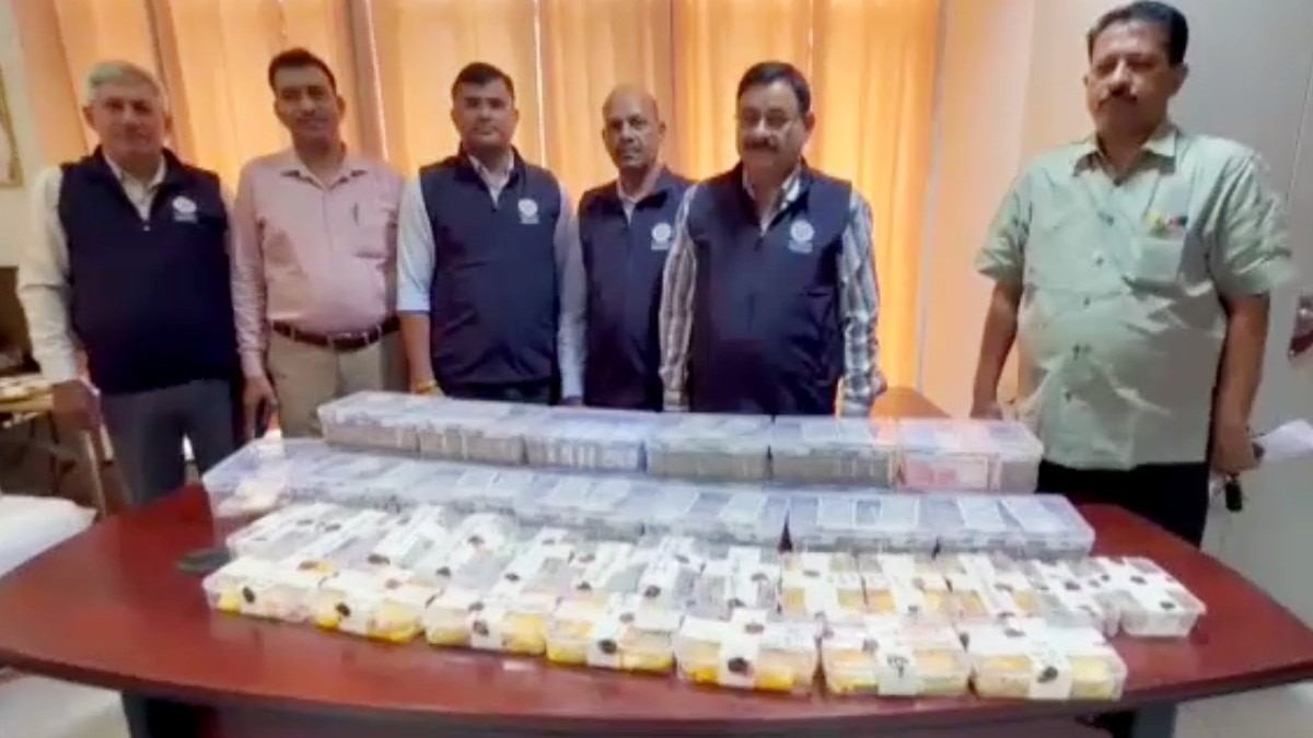 आगरा के पूर्व एआरटीओ ललित कुमार के घर मिली ₹35 करोड़ की संपत्ति.(Photo:Screengrab)