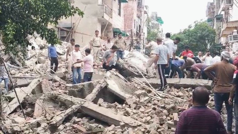 रोहिणी के सेक्टर-16 में गिरी बिल्डिंग, मौके पर दमकल की चार गाड़ियां भेजी गई हैं