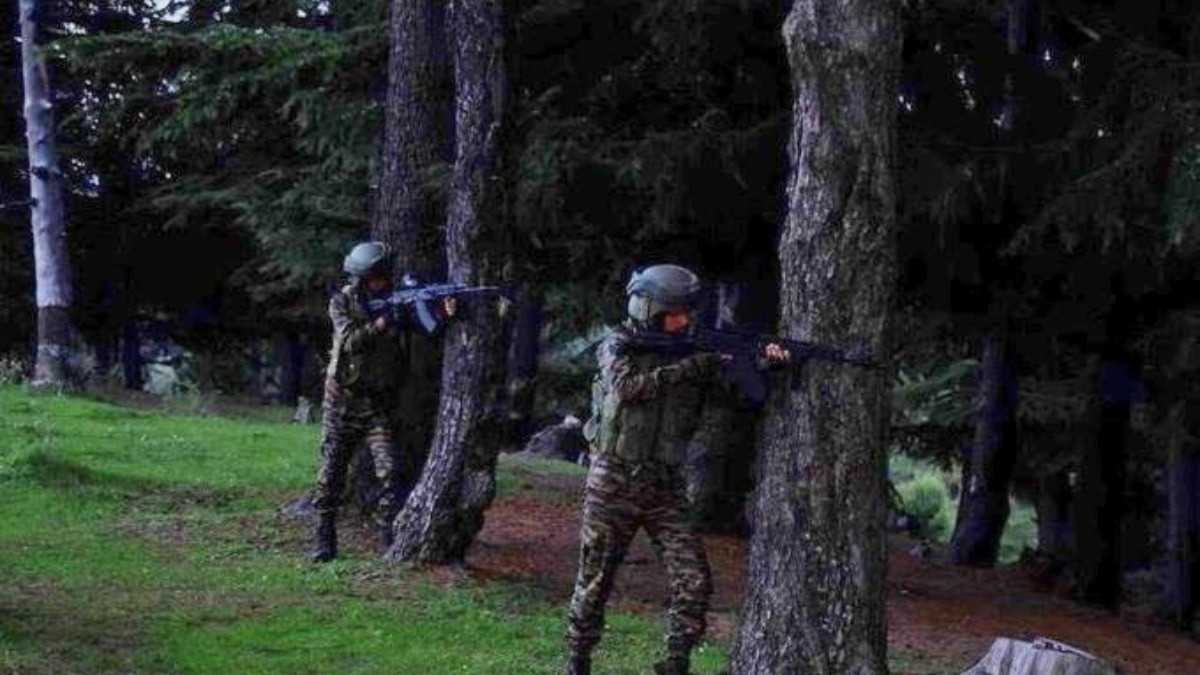 जम्मू-कश्मीर में सर्च ऑपरेशन के दौरान भारतीय सेना (Photo: X/ @ChinarcorpsIA)