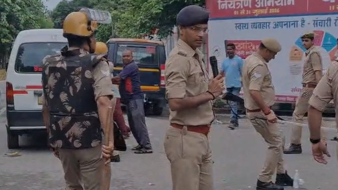 मेरठ में कलेक्ट्रेट गेट पर दलित छात्रा की हत्या को लेकर भारी प्रदर्शन किया गया