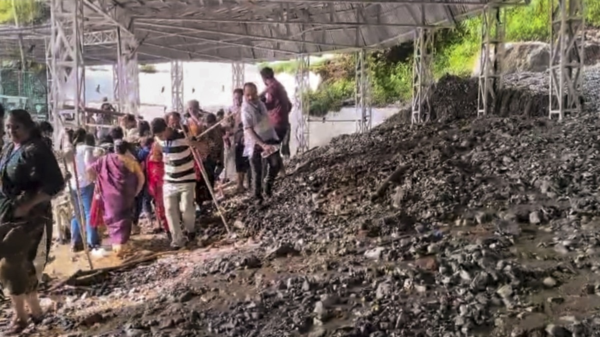 भारी बारिश के बाद वैष्णो देवी मार्ग पर हिमकोटी के पास लैंडस्लाइड. (Photo: PTI)