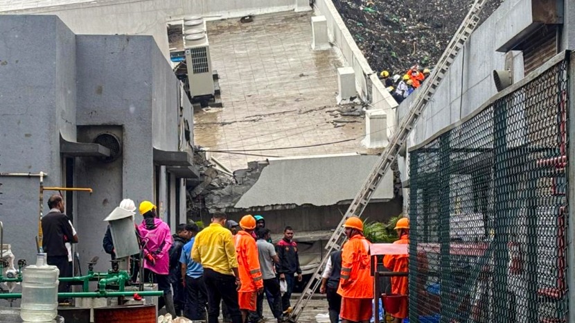 पुणे में कचरे का ढेर गिरने से इमारत ध्वस्त (Photo-PTI)