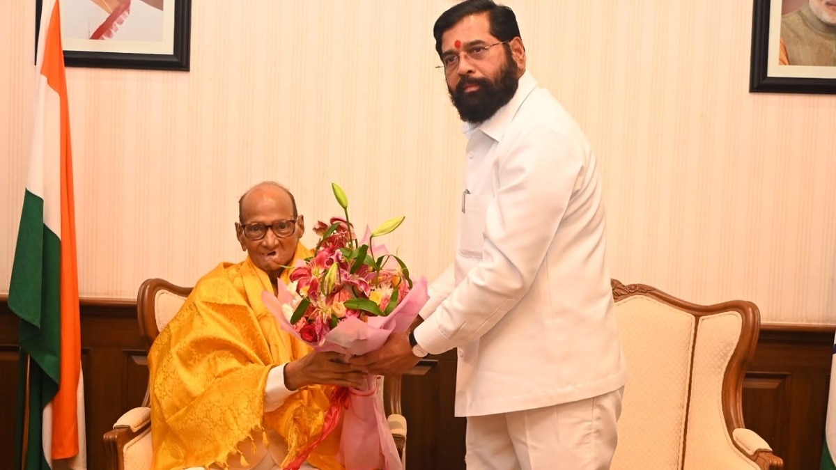विधानसभा भवन में हुई मुलाकात ने महाराष्ट्र की राजनीति में नई चर्चाओं को जन्म दिया (Photo: PTI)