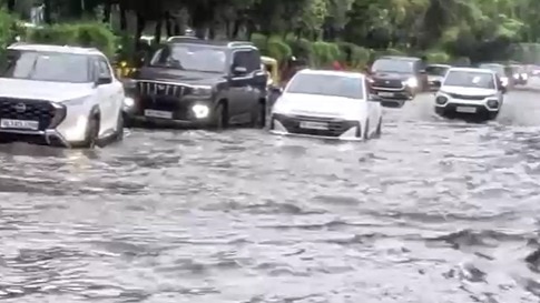 नोएडा के कई इलाकों में भरा है पानी (Photo-ITG)