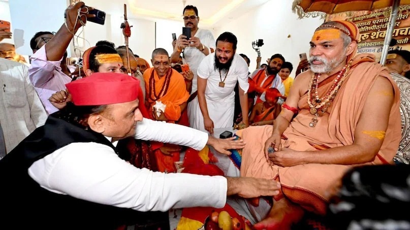 शंकराचार्य स्वामी अविमुक्तेश्वरानंद के शरण में अखिलेश यादव (Photo-X)