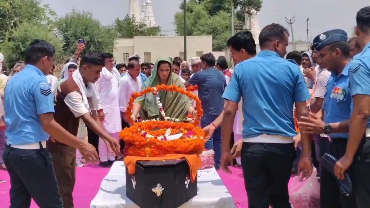 साल 2024 में एयरफोर्स में भर्ती हुआ था बेटा. (Photo: ITG)