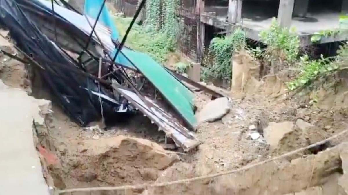 श्री राधा स्काई गार्डन सोसायटी के पास हड़कंप.(Photo:ITG)