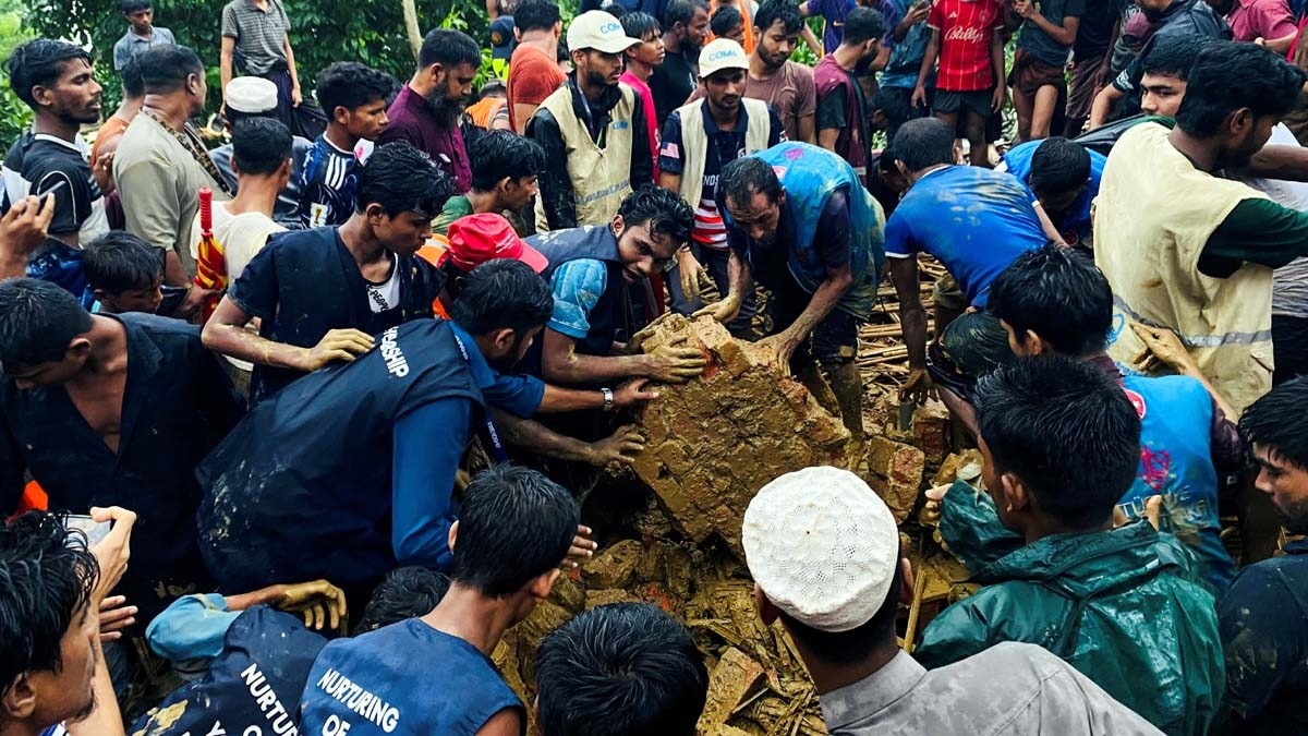 बांग्लादेश के कॉक्स बाजार में रोहिंग्या कैंप में हुए लैंडस्लाइड के बाद मलबा हटाते लोग. (Photo: Reuters)