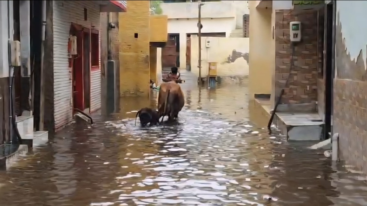आगरा में बारिश का कहर (Photo- Screengrab)
