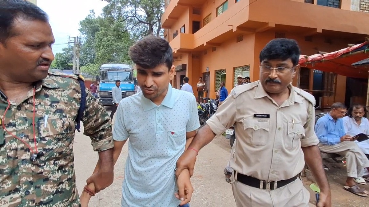 रेप के आरोपी तांत्रिक को पुलिस ने गिरफ्तार किया. (Photo: Anil Giri/ITG)