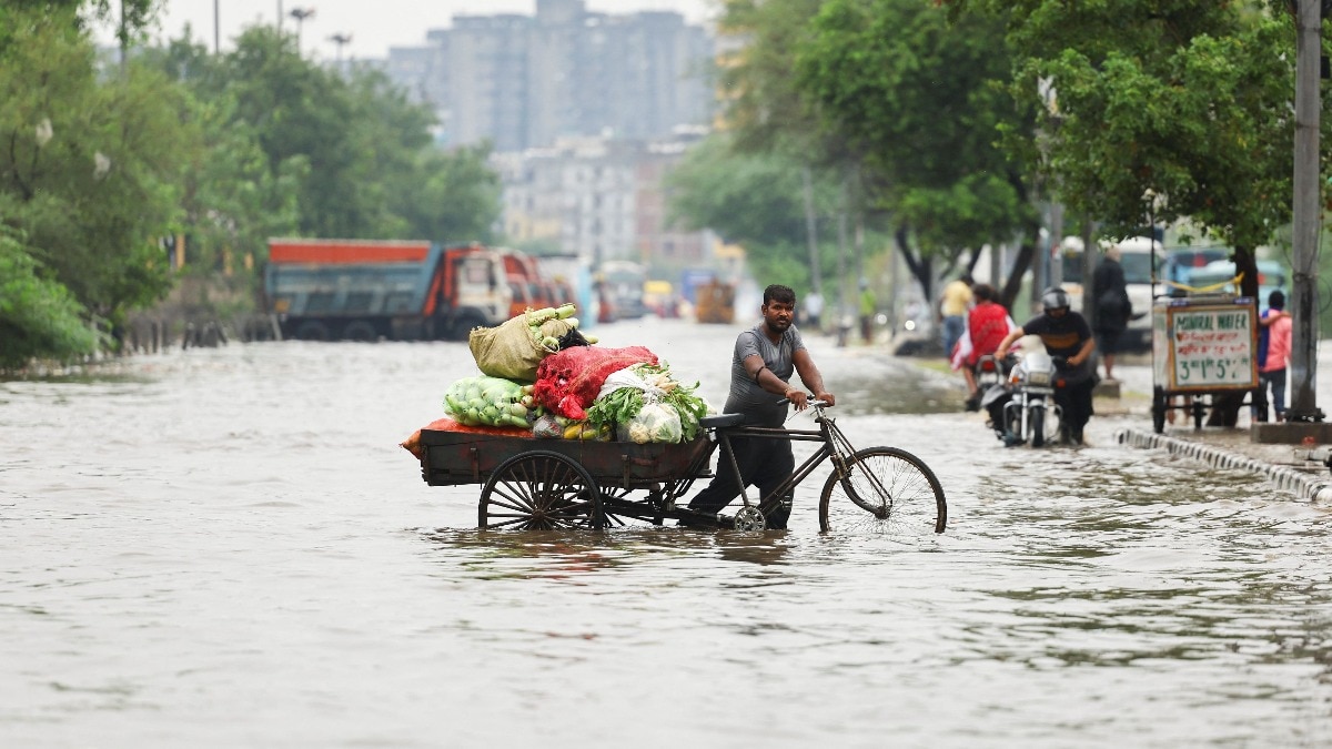  दिल्ली में बारिश की वजह से जगह-जगह जलभराव (Photo: Reuters)