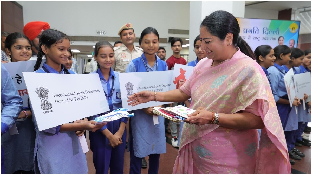  Delhi Chief Minister Rekha Gupta celebrated Prime Minister Narendra Modi's 75th birthday with school children