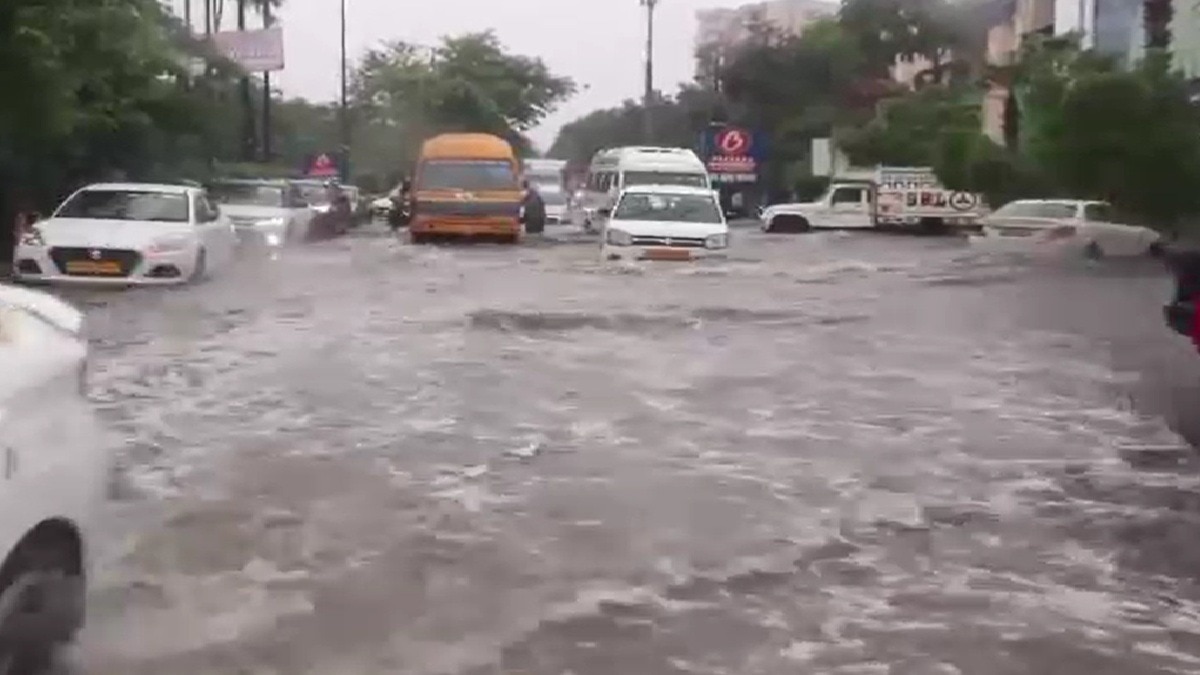 लोनी इलाके में पानी में तैरती मिली लाश. (Photo: Screengrab)