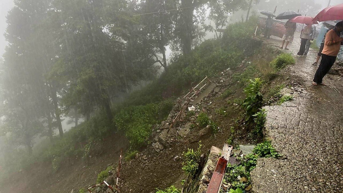 मानसून आते ही नैनीताल में पहाड़ी खिसकना शुरू हो गया (Photo: ITG)