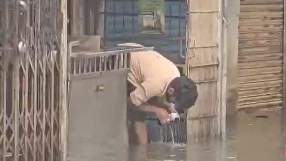 नालासोपारा स्टेशन के पास गंदे पानी से चमकाई जा रही थी चाय की केतली (Photo-Screengrab)