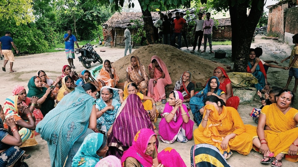 आजमगढ़ में आधी रात खूनी तांडव: पहले ट्यूबवेल पर दादा का गला काटा, फिर घर में घुसकर पोते को कुल्हाड़ी से उतारा मौत के घाट - Double murder in Azamgarh ...