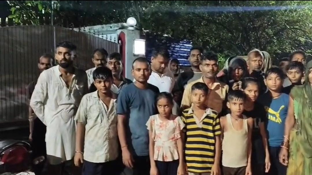 दंर रात को डीएम आवास पर पहुंचे लोगों ने घर से पानी निकलवाने की अपील की (Photo ITG)